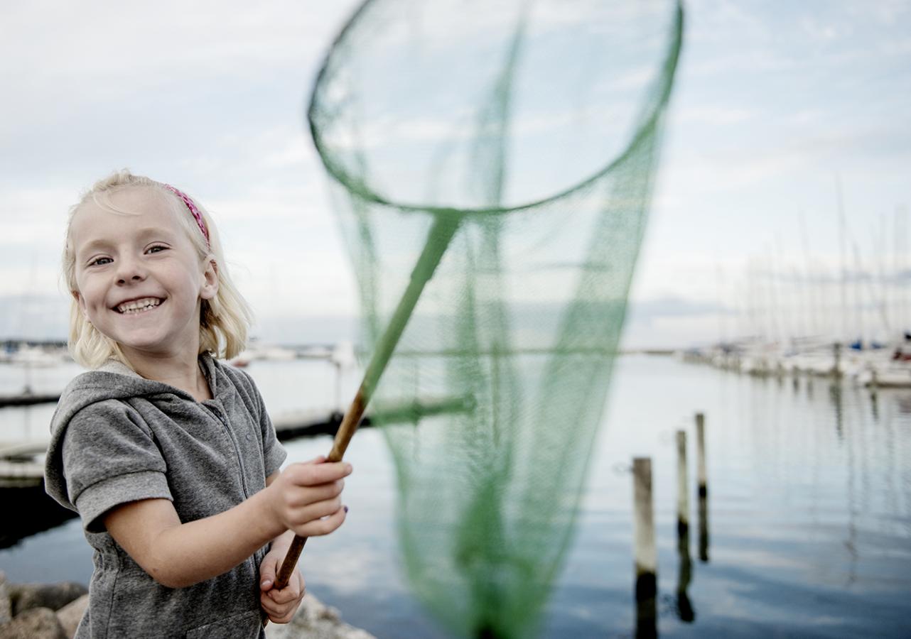 pige med fiskenet