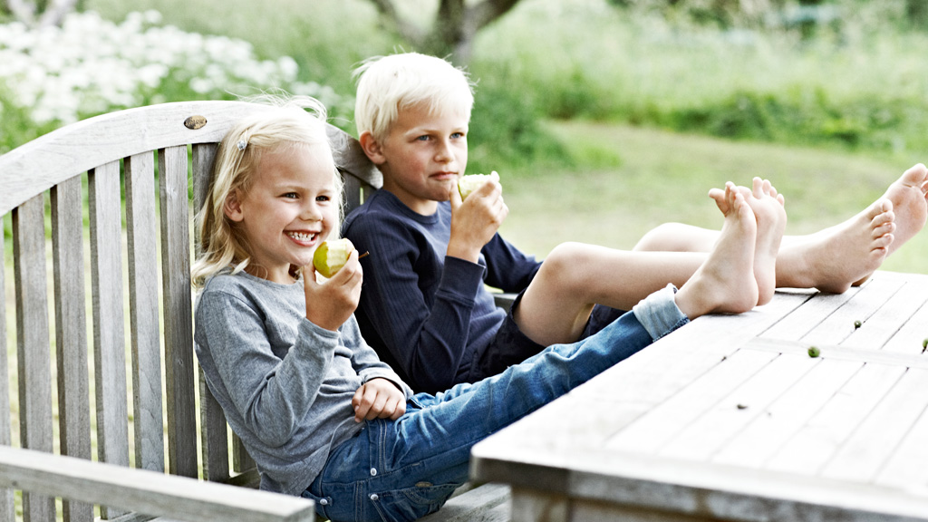 Kinder auf eine bank