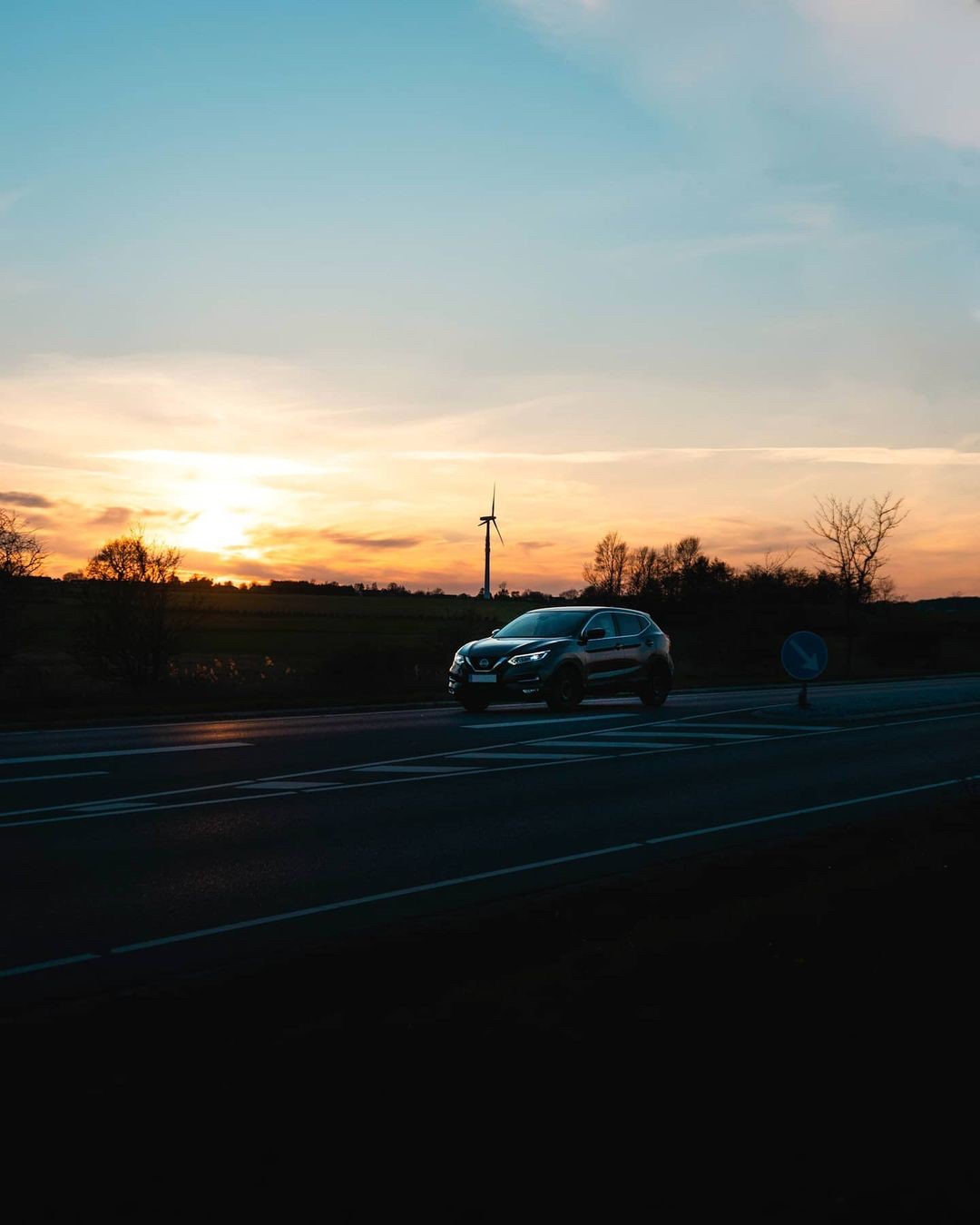 Bil og vindmølle i Svendborg