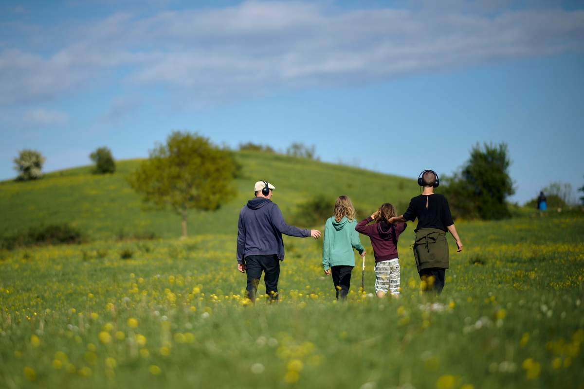 Billede af en familie der går lydfortællingen "Mod strømmen"