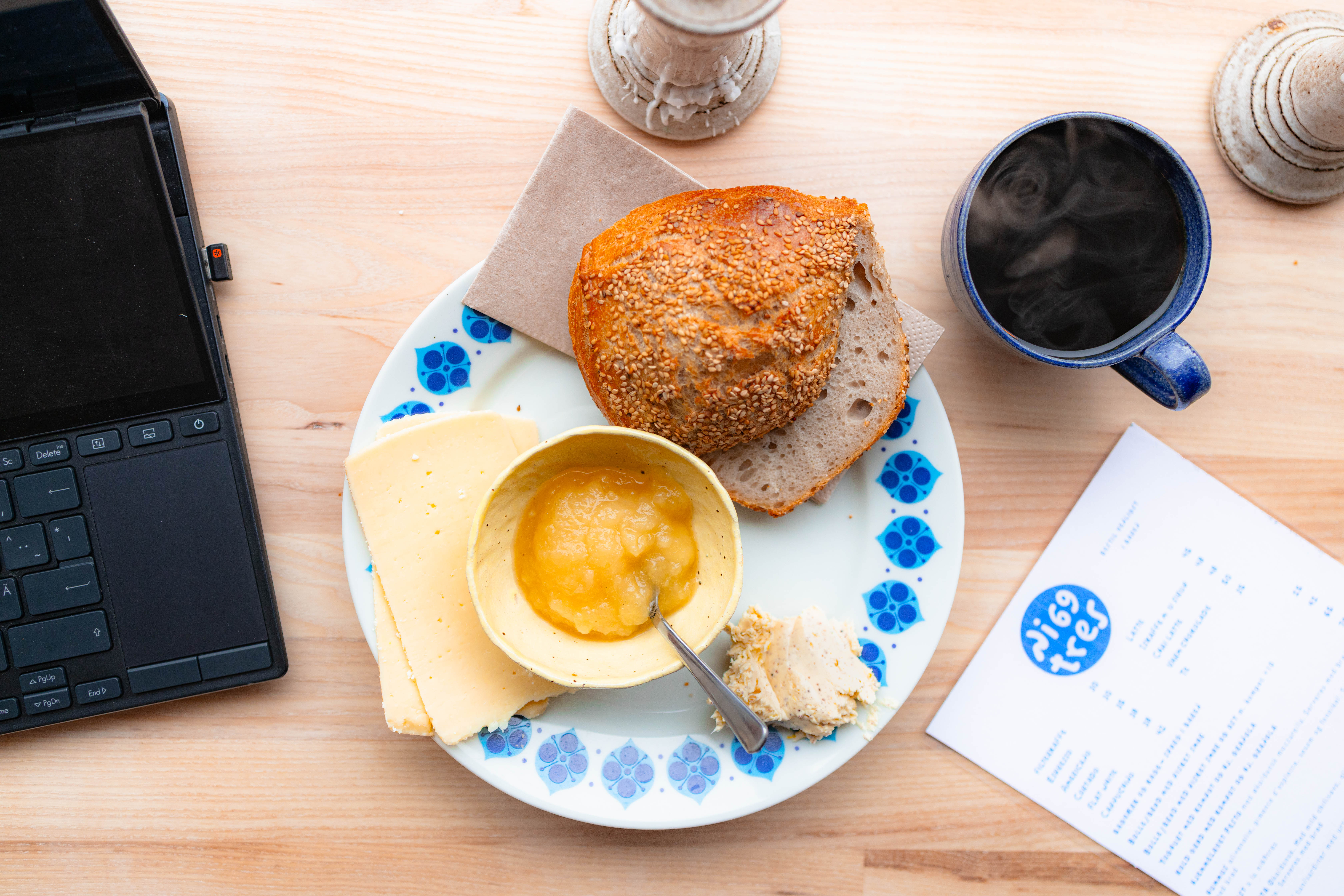 Bolle med ost på Cafe Niogtres