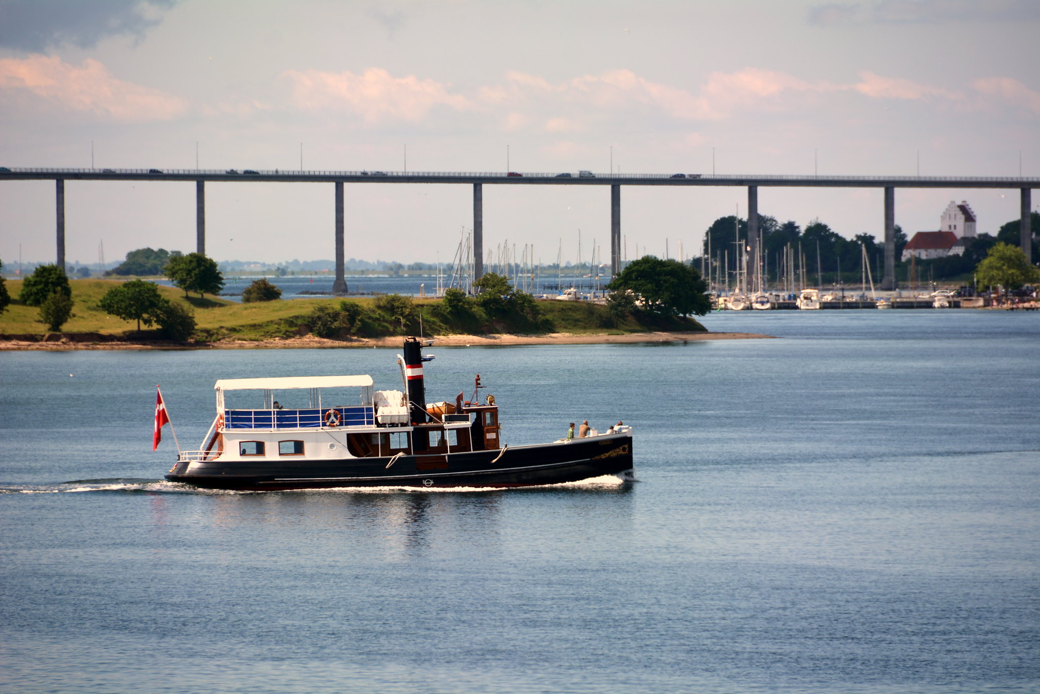 MS Helge foran Svendborgsundbroen