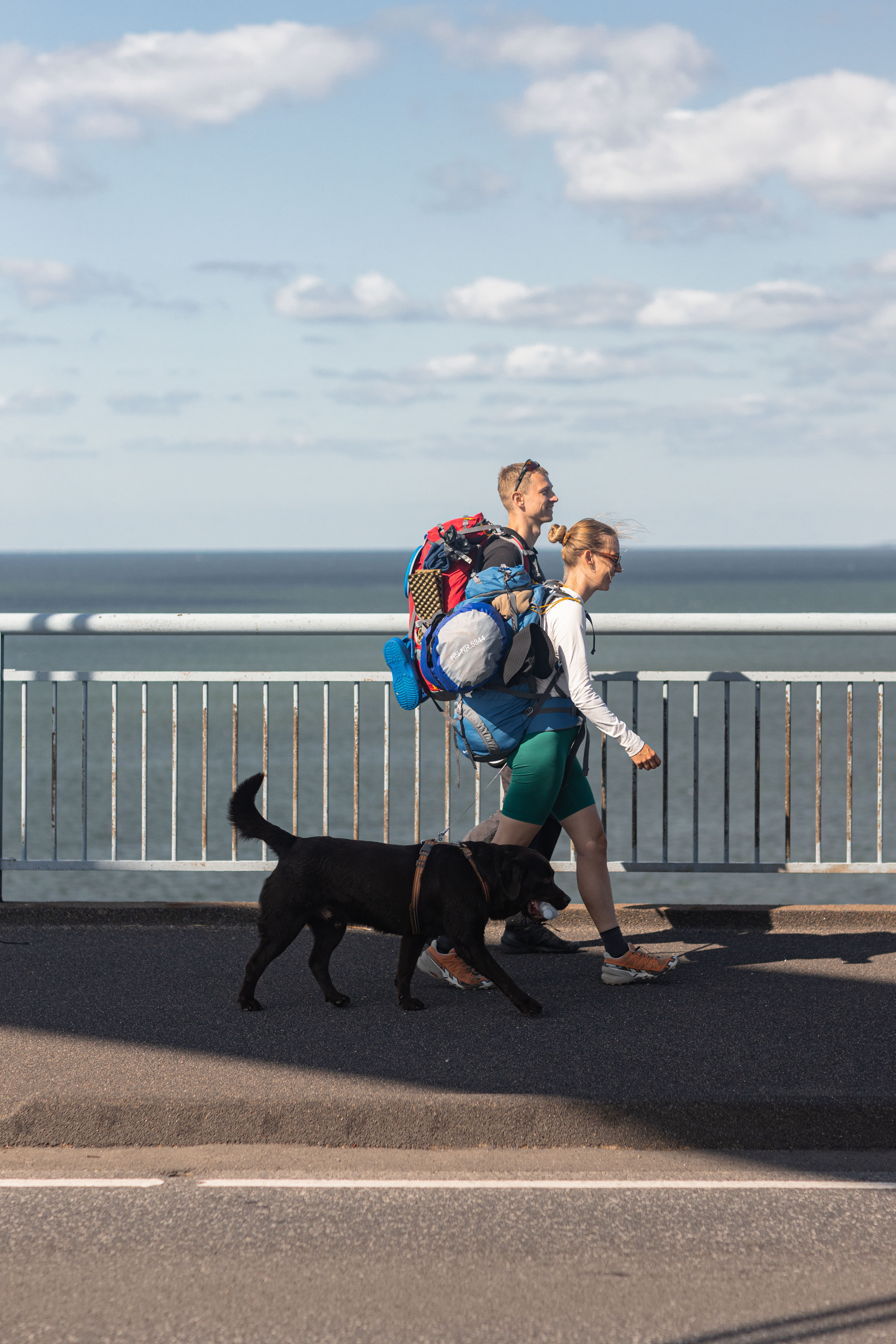 Vandring på Øhavsstien fra Svendborg, par med hund på bro
