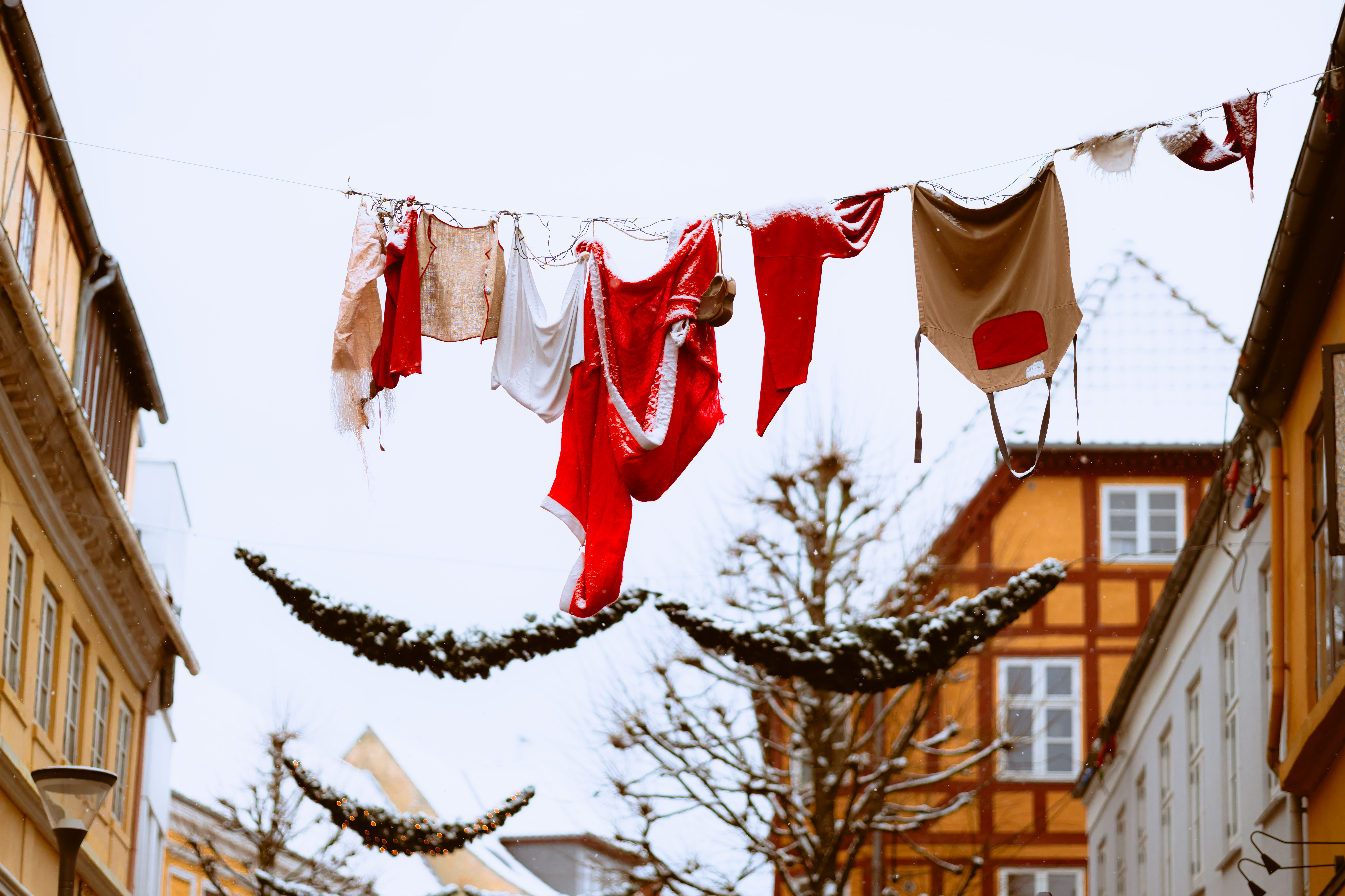 Juletøj på line over gade
