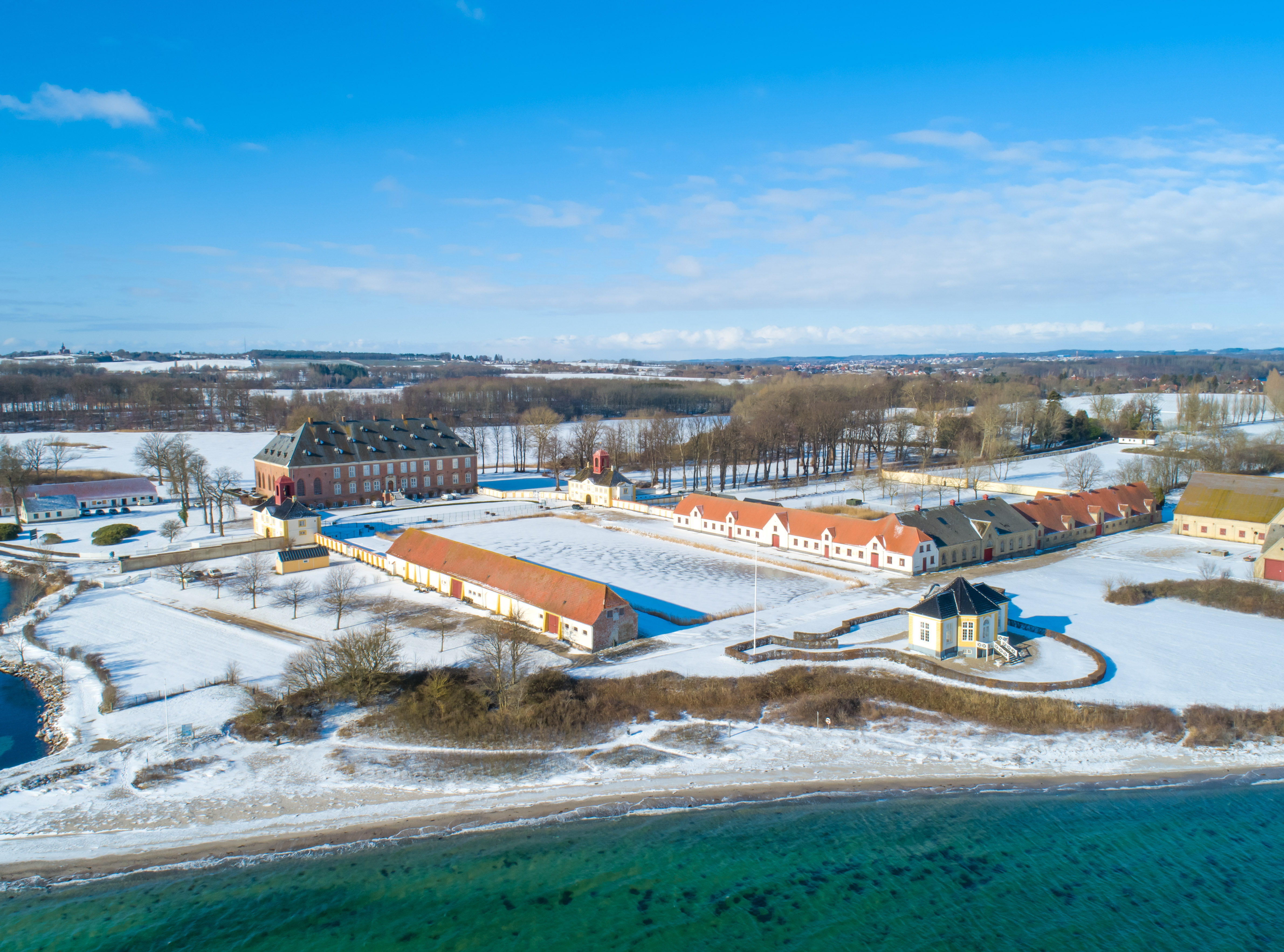 Dronebillede af Valdemars Slot med sne