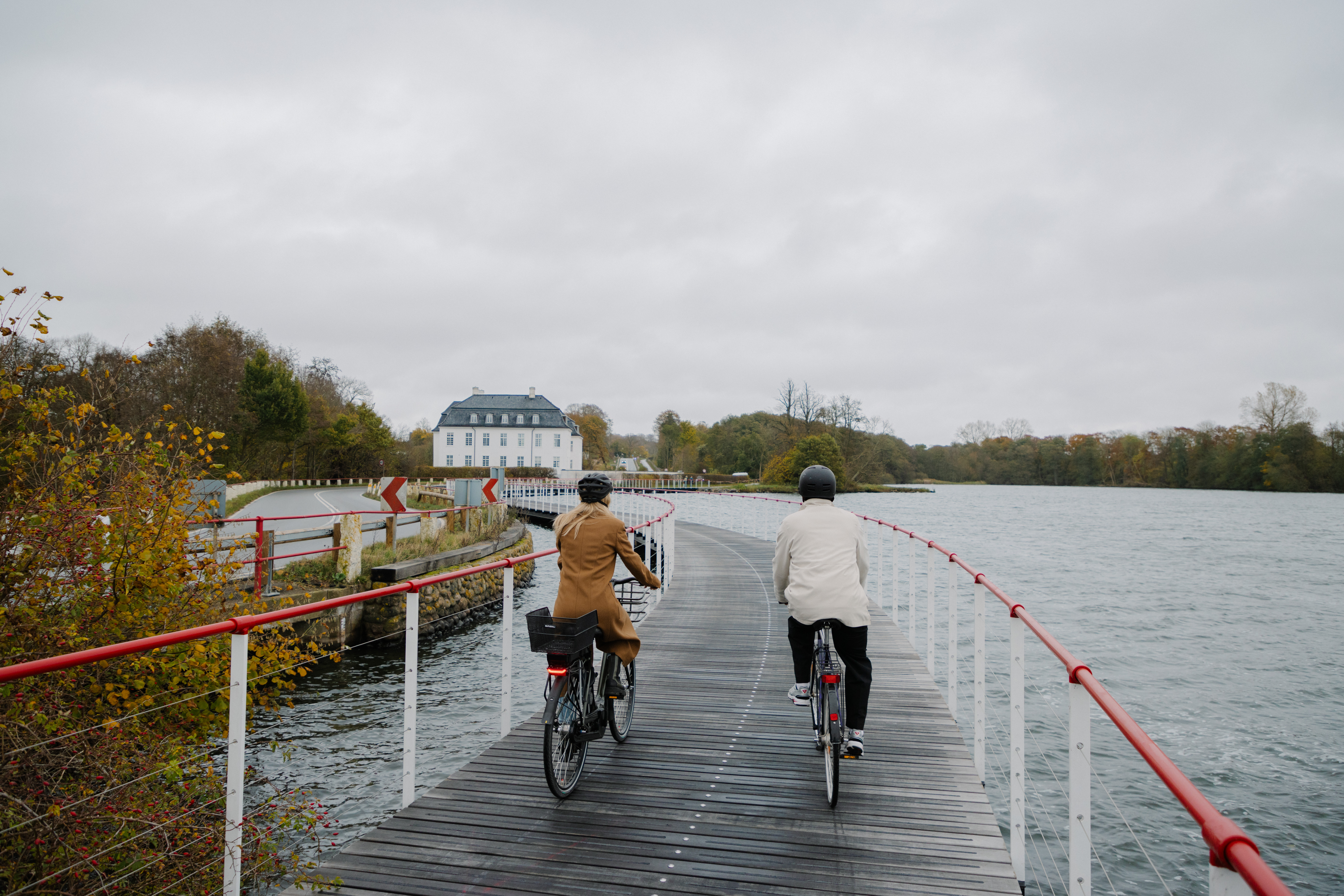 Cykelister på cykelsti ved hvidkilde gods