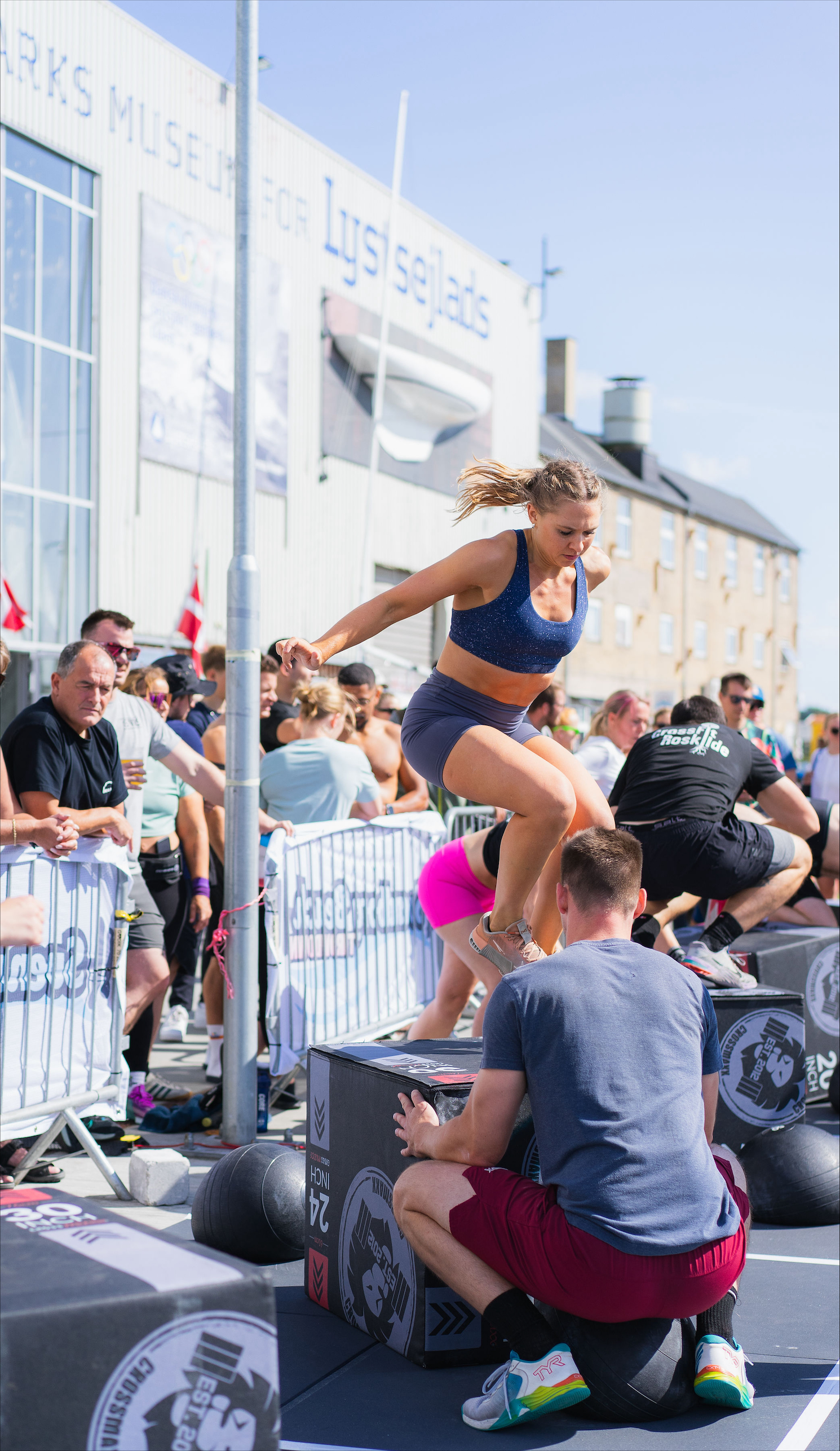 Fitness konkurrence i Svendborg, kvinde hopper op på kasse