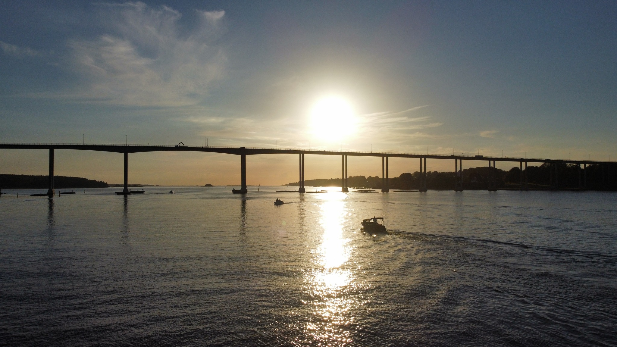 Sejl under Svendborgsundbroen, Sommer ved Sundet